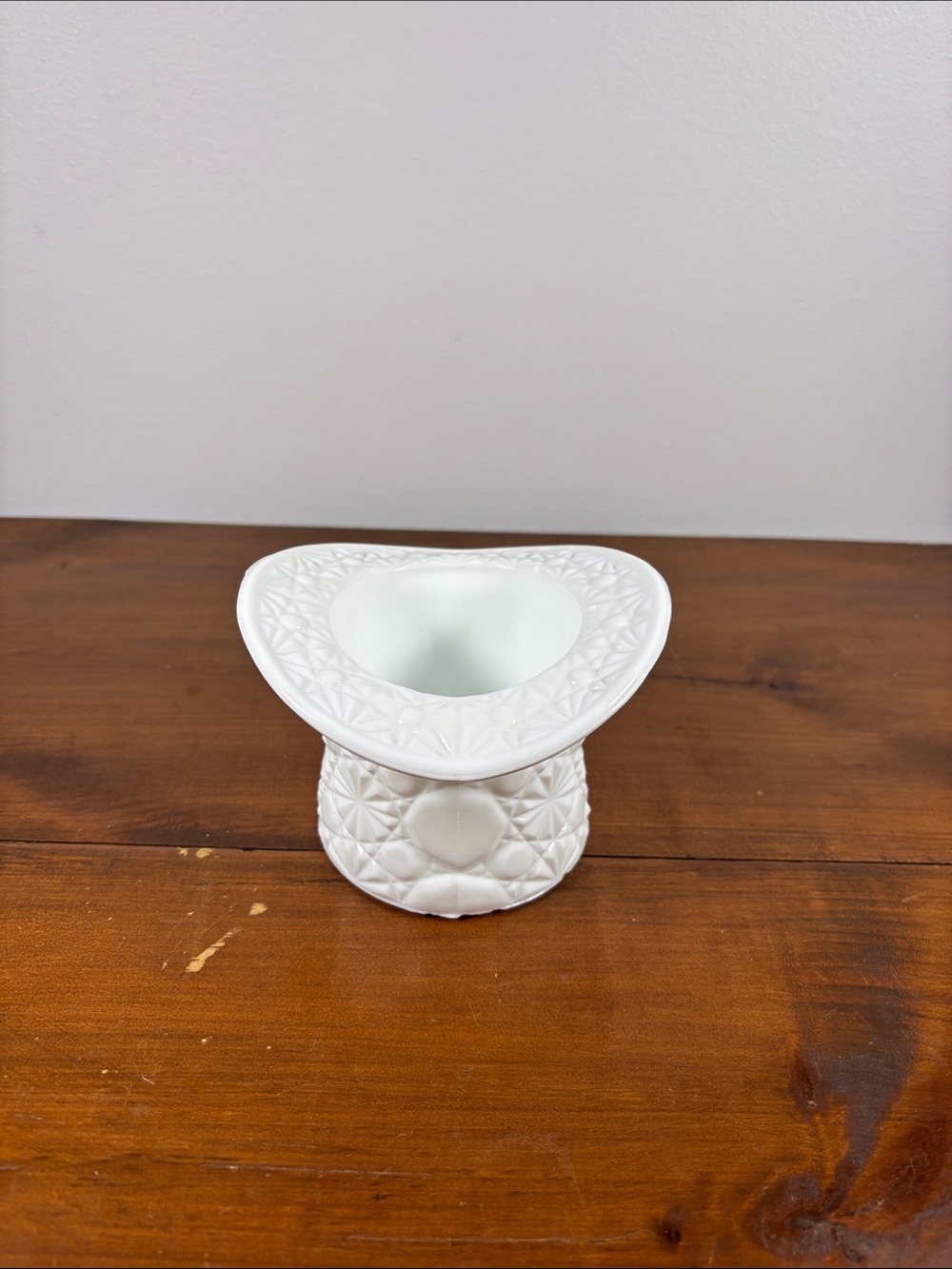 VTG White Decorative Milk Glass Top Hat Vase Daisies  and Buttons design Art